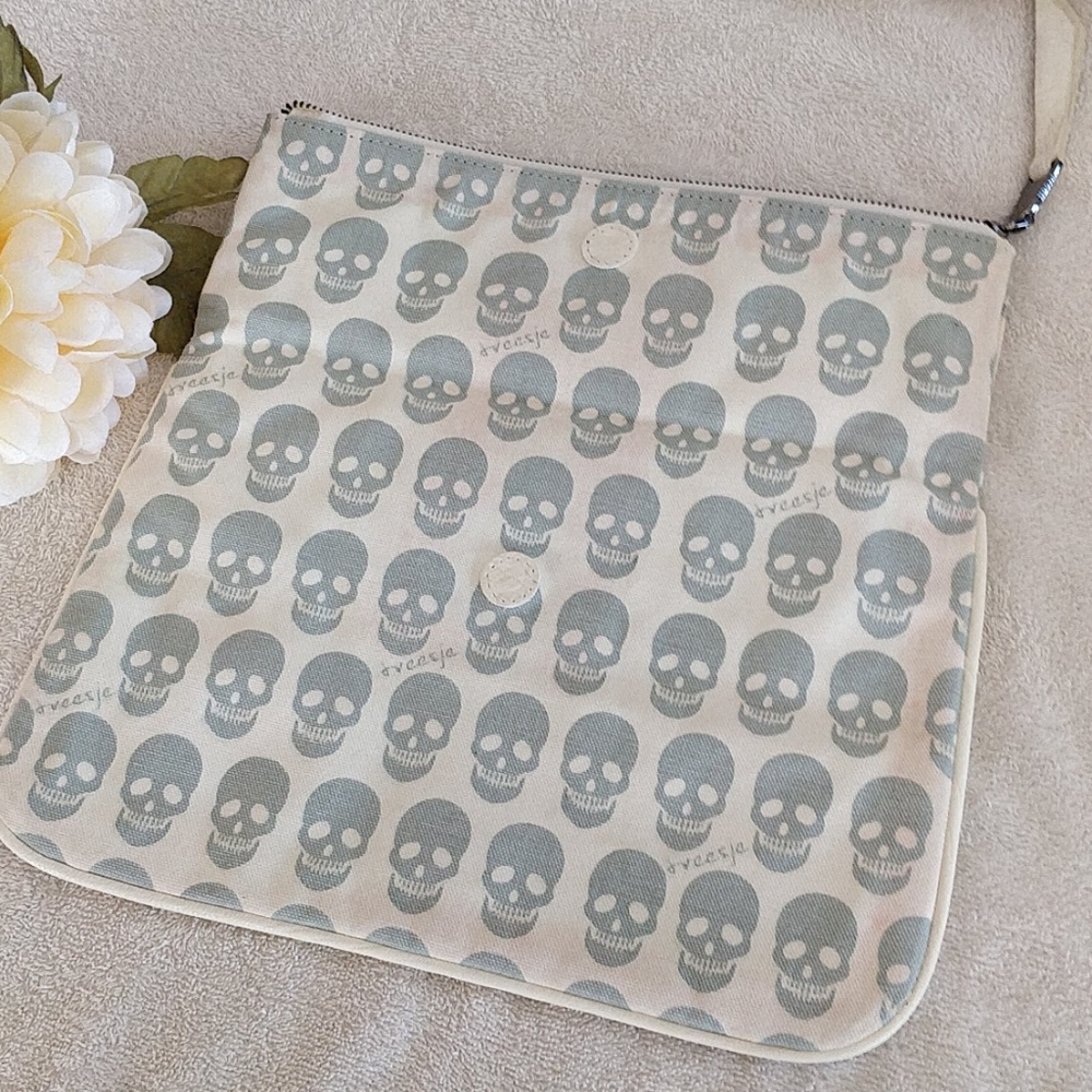 Treesje Fabric Foldover 'Fatal' Clutch w/ Zipper - Picture 10 of 13